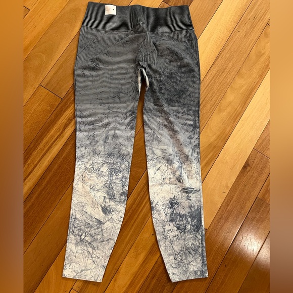 Size 8 lululemon ebb to train leggings - Picture 2 of 3